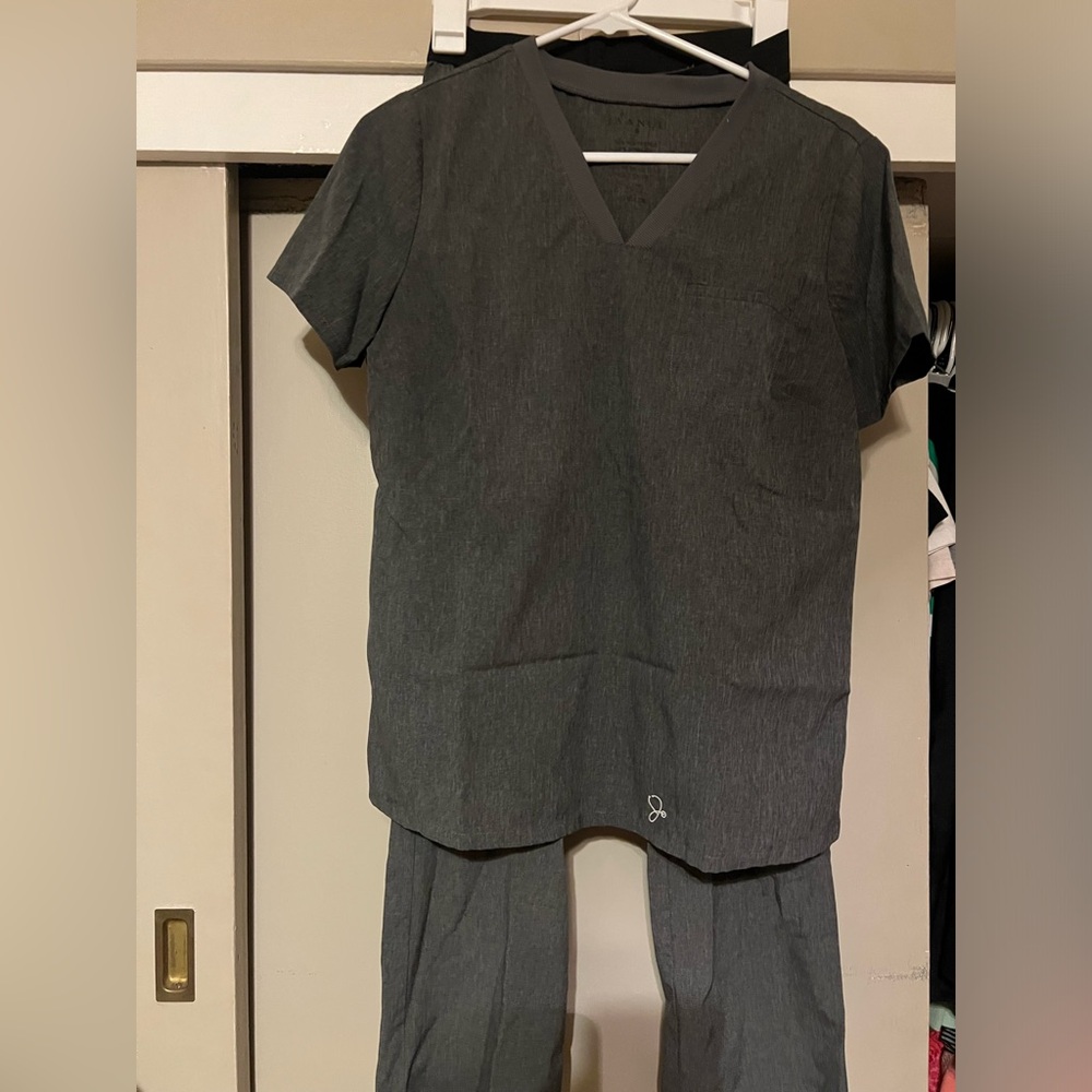 Jaanuu Scrub Set